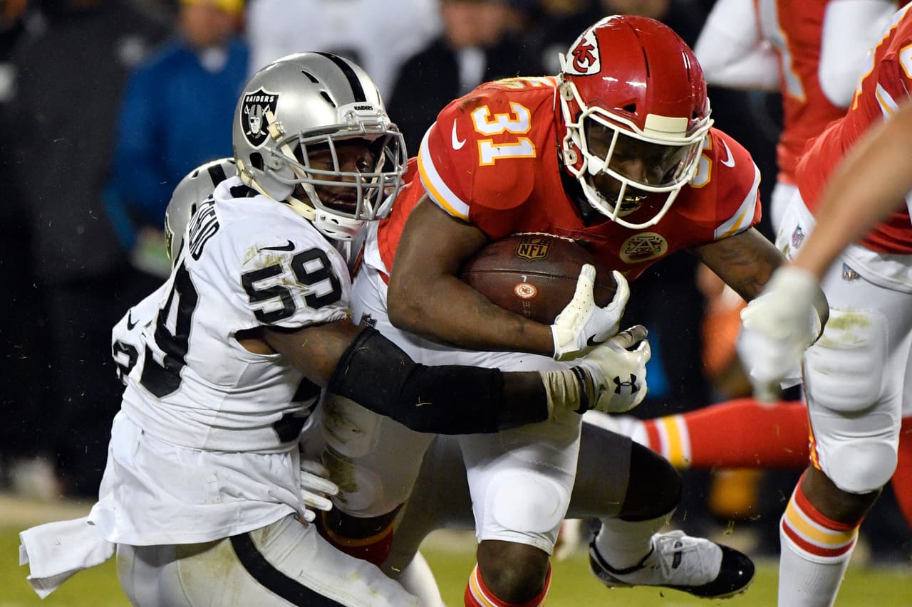 Los Kansas City Chiefs derrotaron 35-3 a los Oakland Raiders y se quedaron con la ventaja de local en la Postemporada de la AFC.