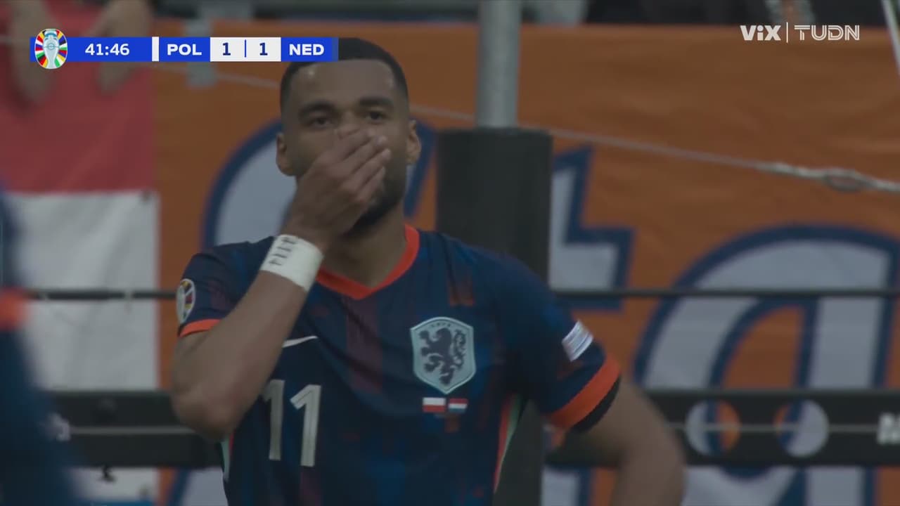 ¡Tuvo el segundo! Gakpo manda el remate arriba del arco polaco