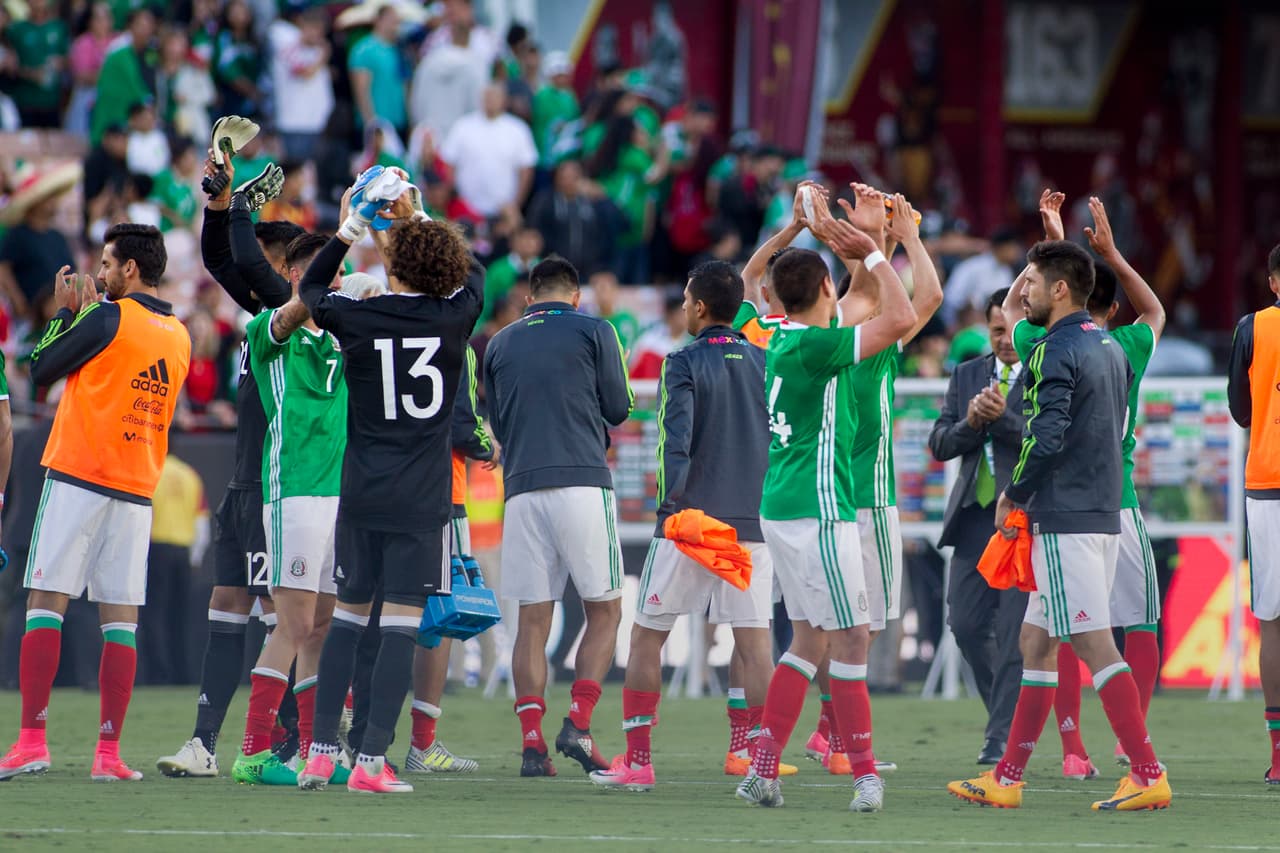 Los mexicanos agradecieron el constante apoyo de la afición en Los Angeles que llenaron el Memorial Coliseum y nunca dejaron de alentar.