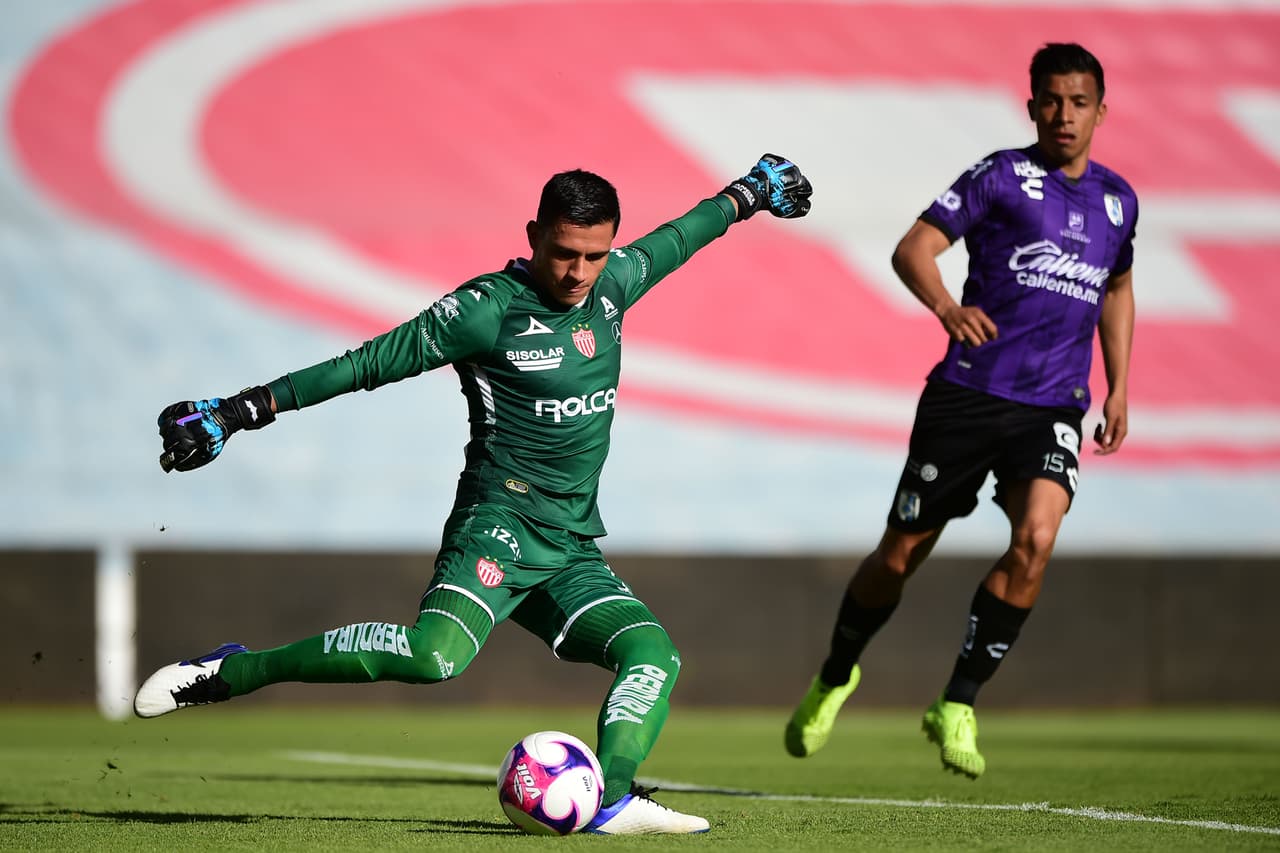 Tras revisar la jugada en el VAR, el tanto sería anulado por fuera de lugar.