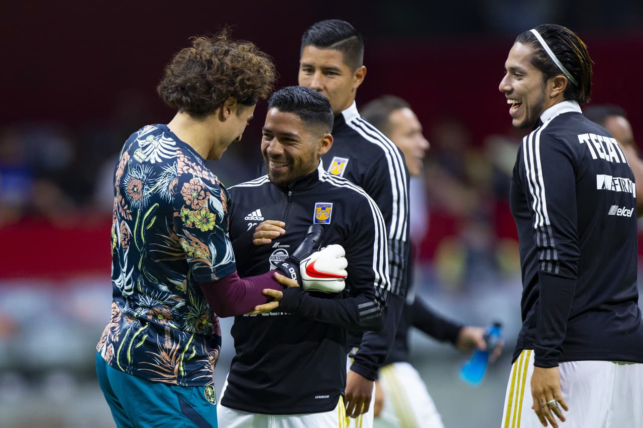 Rostros conocidos volvián a encontrarse en la cancha del Coloso de Santa Úrsula en medio de la tensa rivalidad que se había forjado en las gradas.