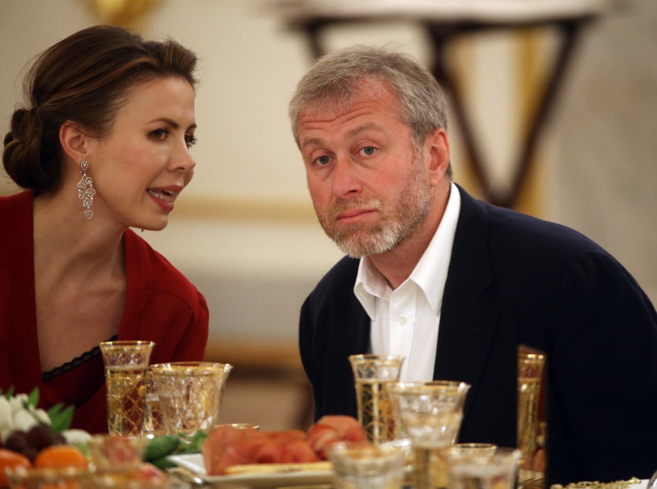 Al mismo tiempo, Abramovich comenzó a aparecer sin compañía en las recepciones para los eminentes hombres de negocios de Rusia por parte del presidente Vladimir Putin.