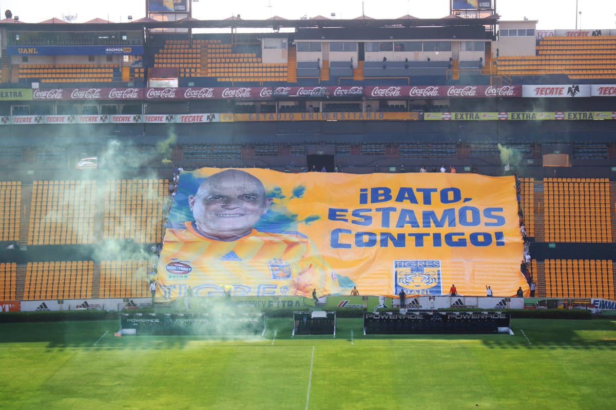 En el 'Volcán' se reunieron jugadores y leyendas de Tigres para manifestar su apoyo por una pronta recuperación del exjugador y entrenador Oswaldo Batocletti, que se encuentra delicado de salud.