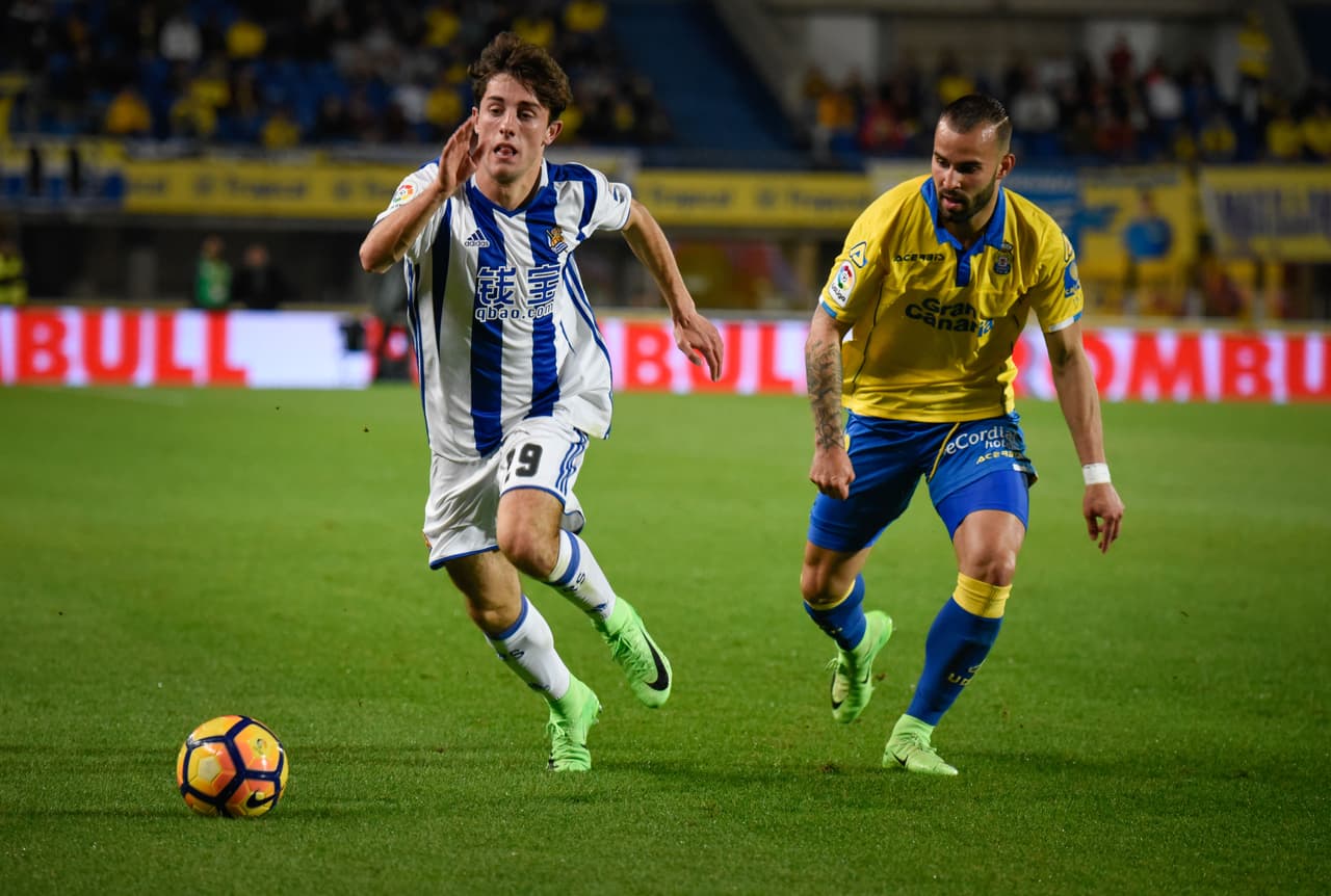 Álvaro Odriozola (Real Sociedad) yendo hasta la línea de fondo para sacar un centro ante la marca de Jesé (Las Palmas)