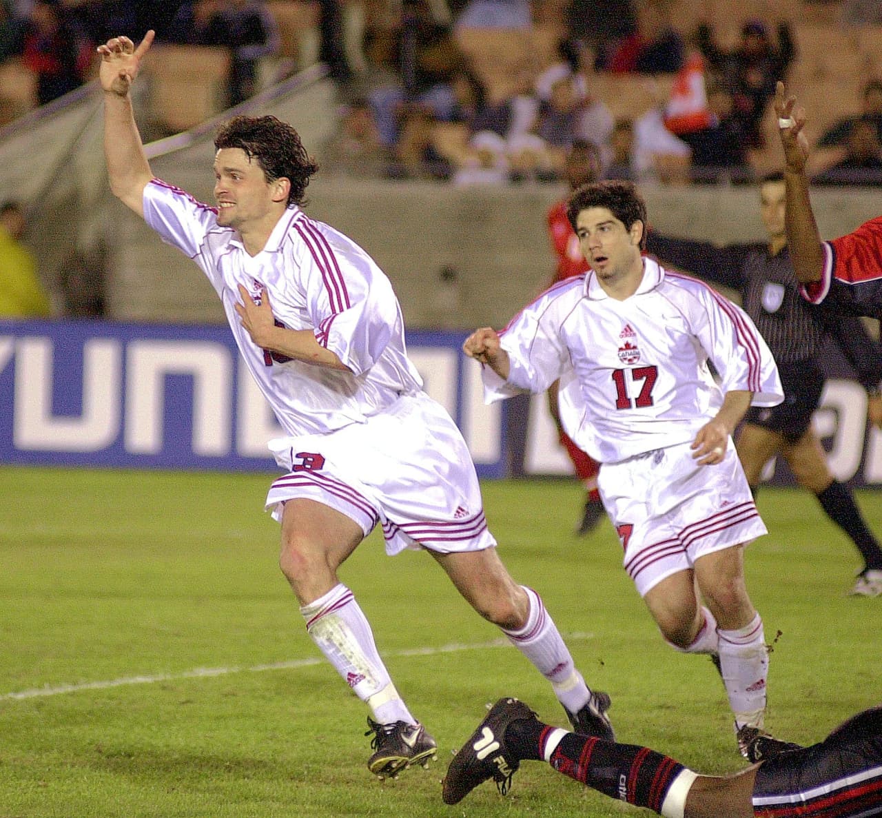 Canadá (Copa Oro 2000).- La mayor sorpresa en la historia de la Copa Oro, tras pasar la ronda de grupos con solo dos empates, Canadá dio la gran campanada eliminando a México en tiempo extra en cuartos de final. (Foto: Getty Images).