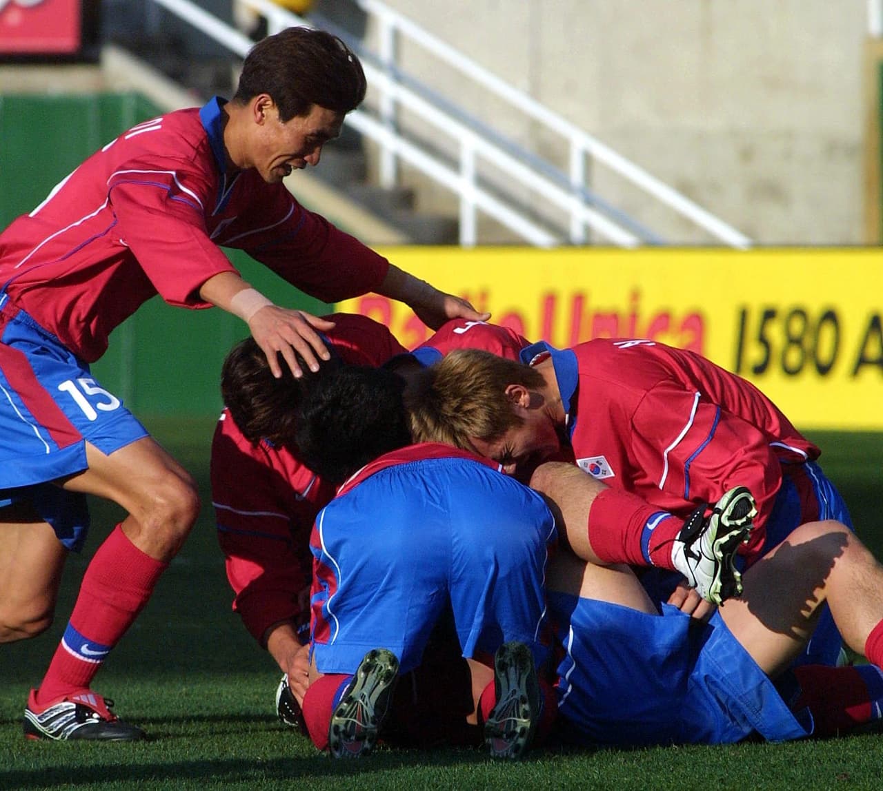 Corea del Sur (Copa Oro 2002).- En su segunda participación en la Copa Oro, el cuadro asiático solo consiguió un punto en la primera ronda y parecía la clara víctima para ser vencido en cuartos de final por México. (Foto: Getty Images).