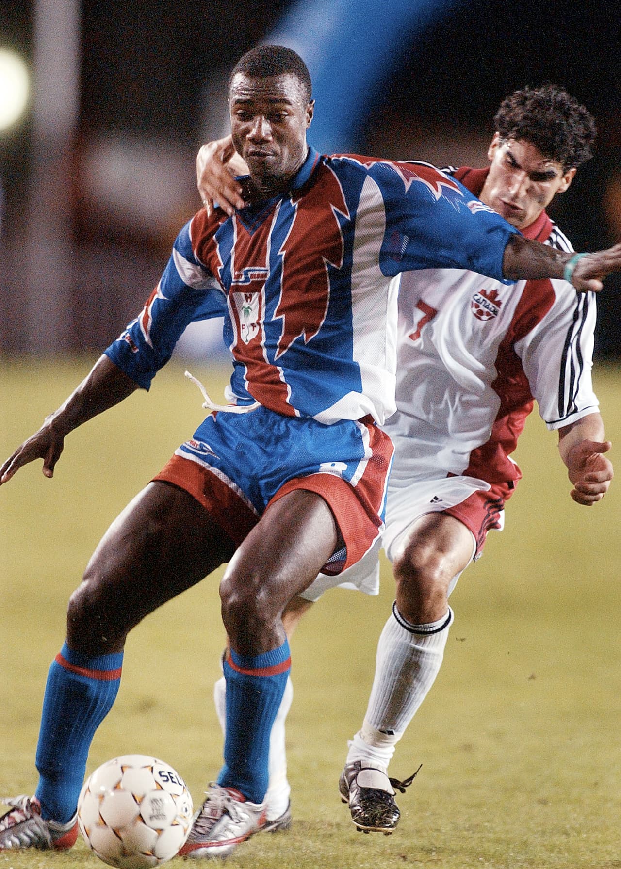 Haití (Copa Oro 2002).- La pobre nación caribeña sacó muchas sonrisas en la edición del 2002 al quedar líder del Grupo D a pesar de perder el juego inicial ante Canadá, el campeón defensor. (Foto: Getty Images).