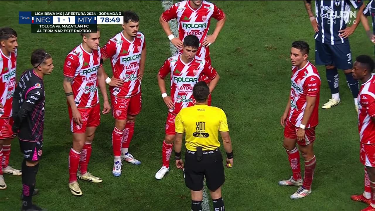 ¡Expulsión! El árbitro saca la roja directa a Brayan Garnica.