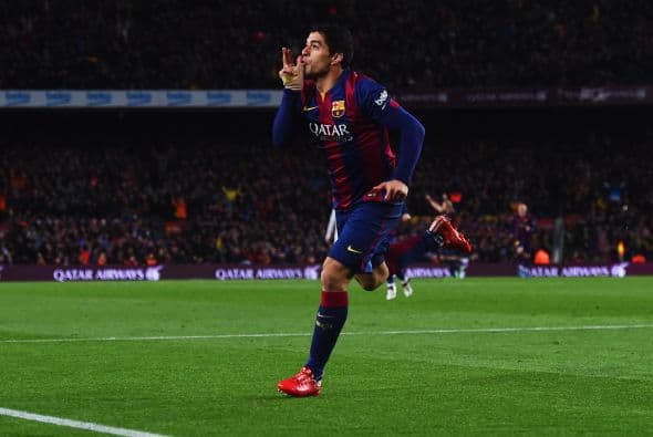 El uruguayo aprovecharía su picardía para meterse entre los rivales y rematar suave pero muy colocado.