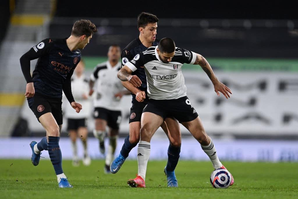 Con goles de Sergio Aguero, Gabriel Jesus y John Stones, el Manchester City se quita la espina de la derrota ante el Manchester United y golean 0-3 al Fulham.