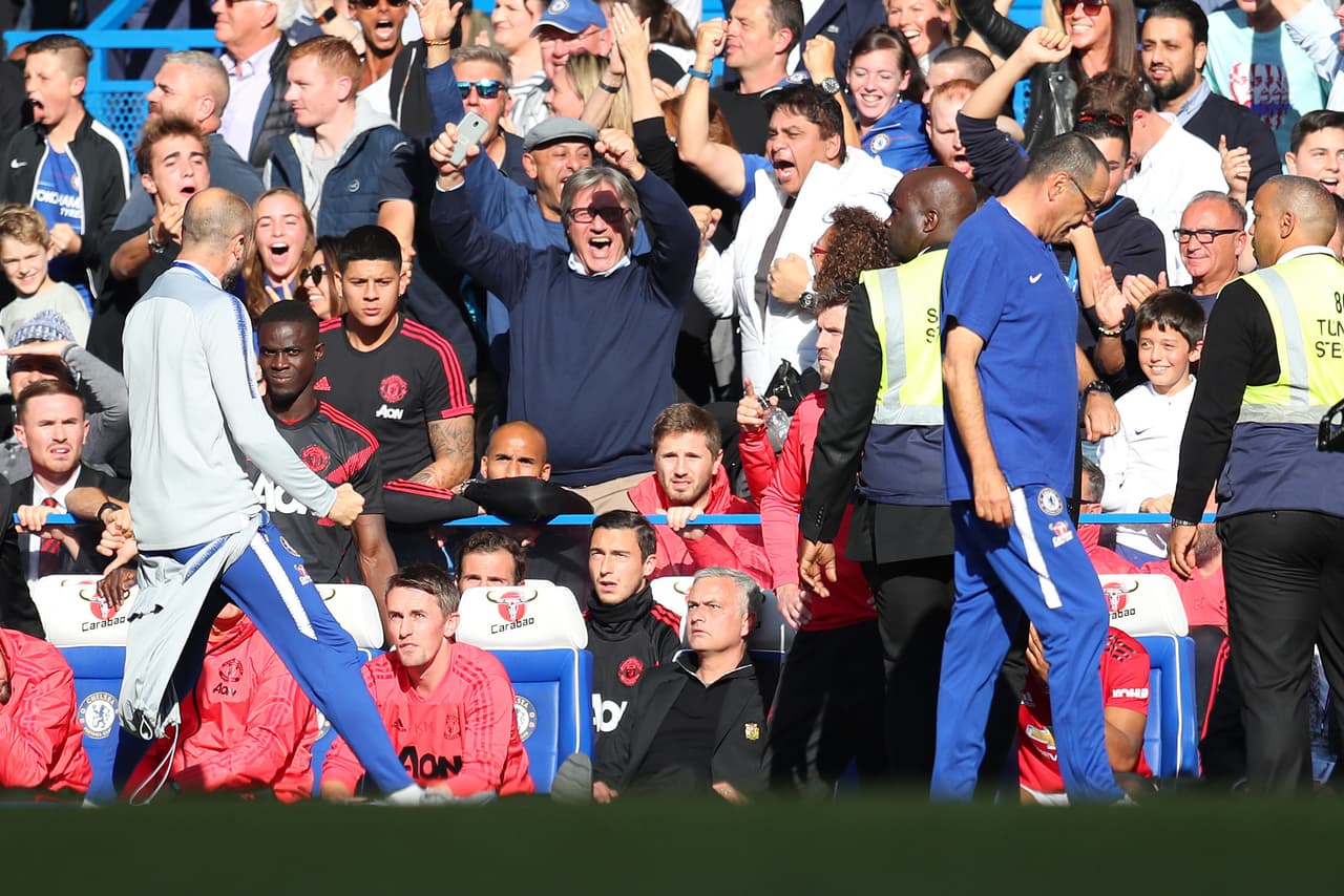 El último minuto del juego entre Chelsea y Manchester United terminó convulsionado por este festejo de uno de los ayudantes de Maurizio Sarri.