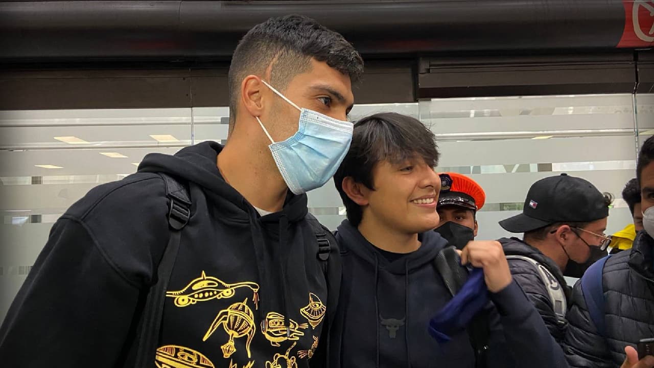 Raúl Jiménez llega a México para reportar con el Tri