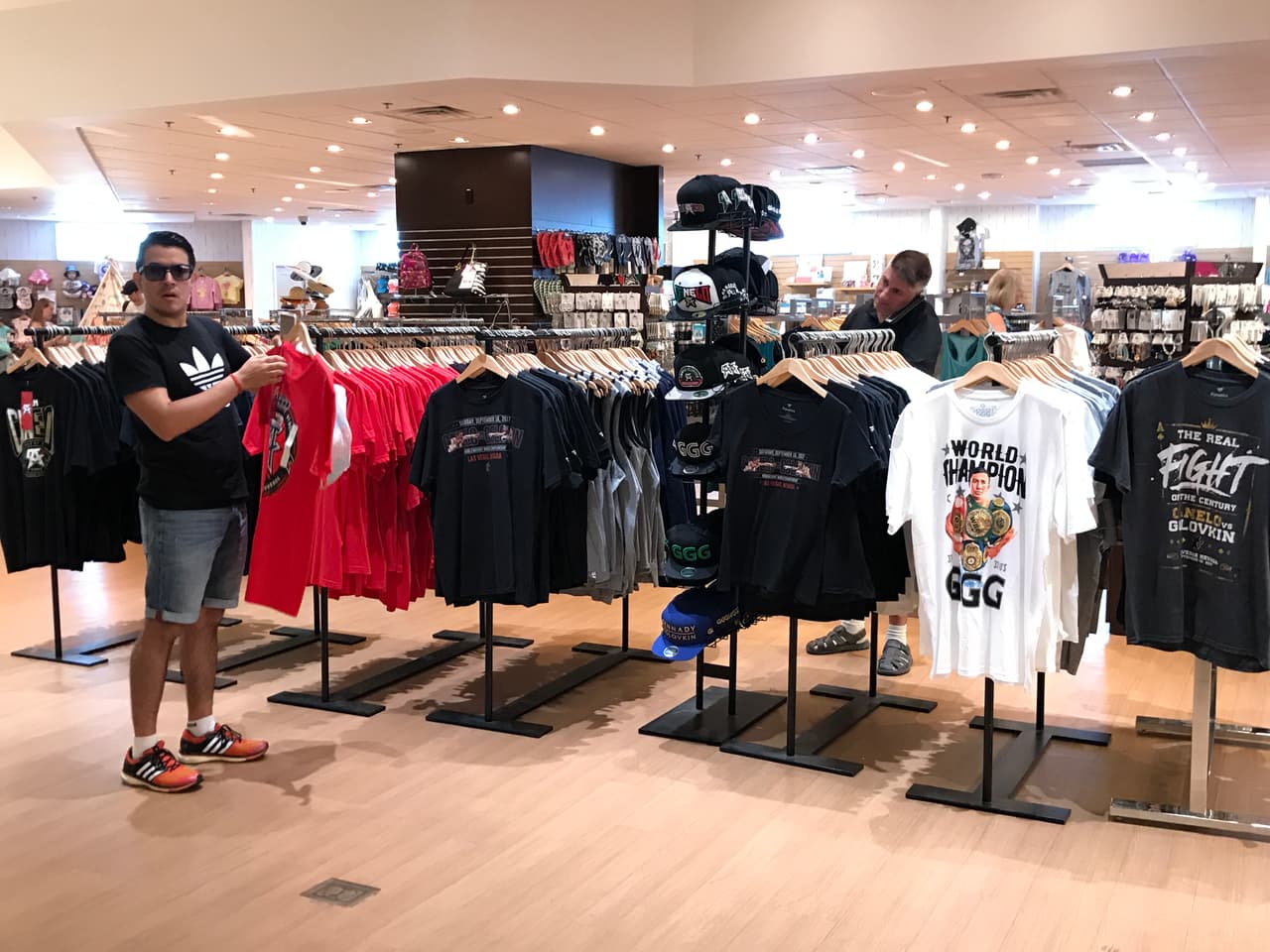 Los fans del box no dudan en invertir unos buenos dólares con tal de llevarse un souvenir y tener las 'armas' para apoyar a su boxeador favorito.