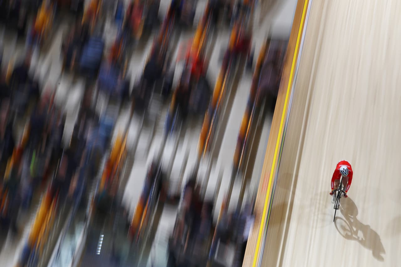 El chino Hao Liu quedó de 12 en el Omnium masculino, pero fue protagonista de esta postal durante la competencia de puntos en esta categoría en la Copa Mundo de Ciclismo de Pista 2016-2017 de la UCI, realizada en el centro deportivo Omnisport en Apeldoorn, en Países Bajos.