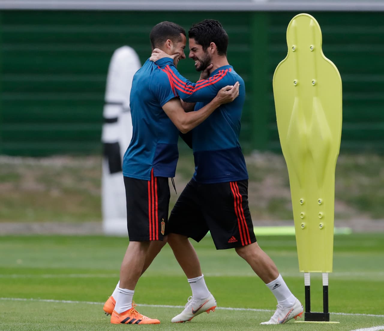 Así como Isco (der) y Lucas Vásquez (izq) están forcejeando, a manera de juego, lo harán en serio en otro fente Portugal e Irán, con cuatro y tres puntos respectivamente, por lo que España debe ganar.