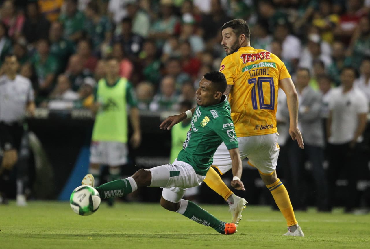 Gignac entró poco en contacto con el balón pero peleó constantemente por el esférico.