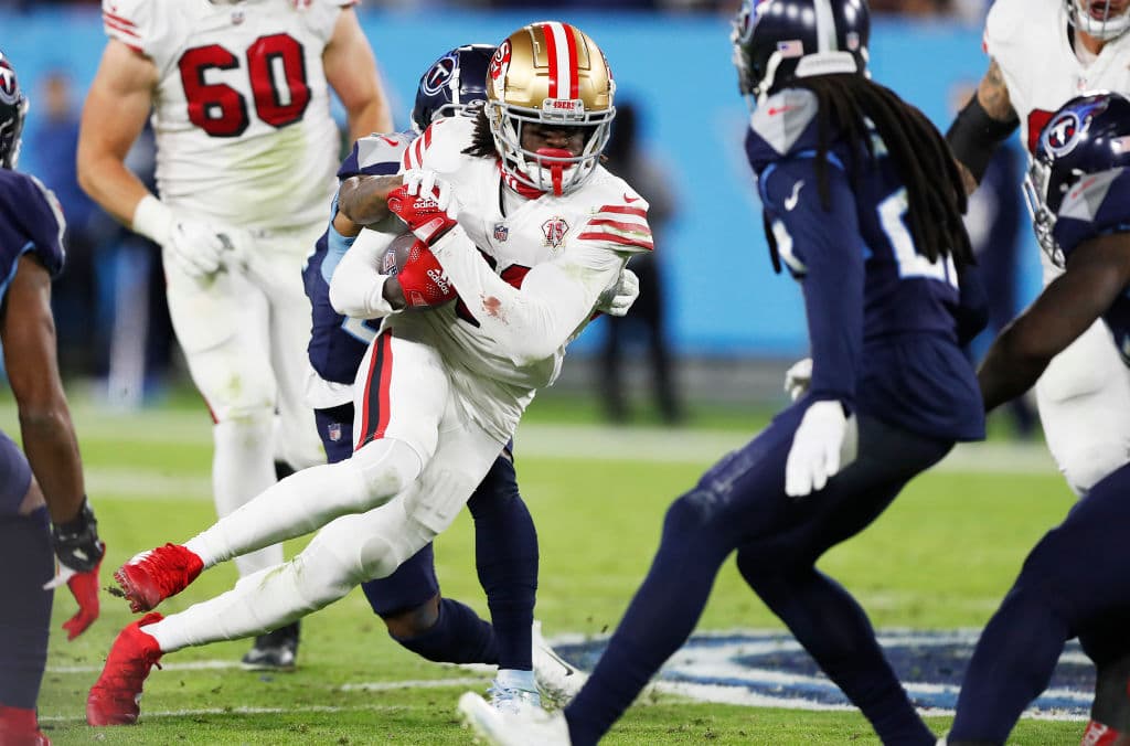 Ryan Tannehill conecta con A.J. Brown y concretan para 145 yardas y un TD en la remontada 17-20 sobre los San Francisco 49'ers.