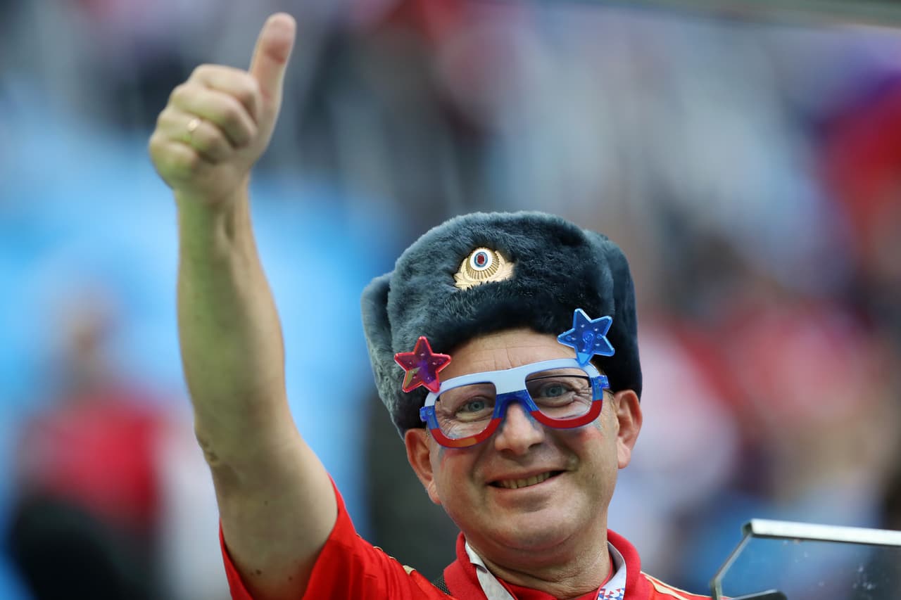 El respeto mutuo, el colorido y la alegría son parte de la fiesta de los fanáticos de Rusia y Egipto en el segundo partido de ambos en el grupo A del Mundial de Rusia 2018 en San Petersburgo.