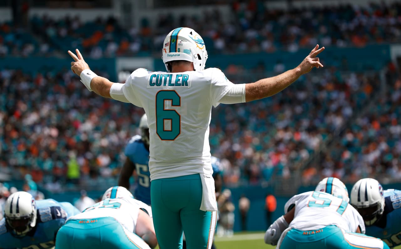 Jay Cutler finalmente silenció los abucheos de los aficionados de Miami con un pase de touchdown en el último cuarto para que los Miami Dolphins superaran 16-10 a los Titanes de Tennessee este domingo.
