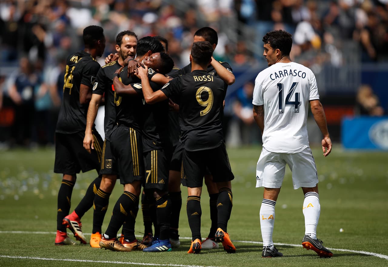 <b>Se rompió la racha</b>
<br>Durante el primer juego en playoffs entre estos equipos, sucitado el 24 de octubre de 2019, el equipo de LAFC encabezado por Carlos Vela, se impuso con claridad 5-3 en el Banc of California Stadium, dejando de este modo, una mala racha de cinco duelos sin poder vencer al Galaxy. De paso, este partido significó el juego con más goles con un total de ocho tantos.