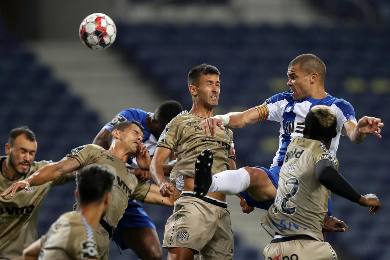 Con doblete de Moussa Marega, gol de Sérgio Oliveira y Alex Telles, el Porto golea en casa al Boavista y se aleja a tres puntod del Benfica en la búsqueda del título.