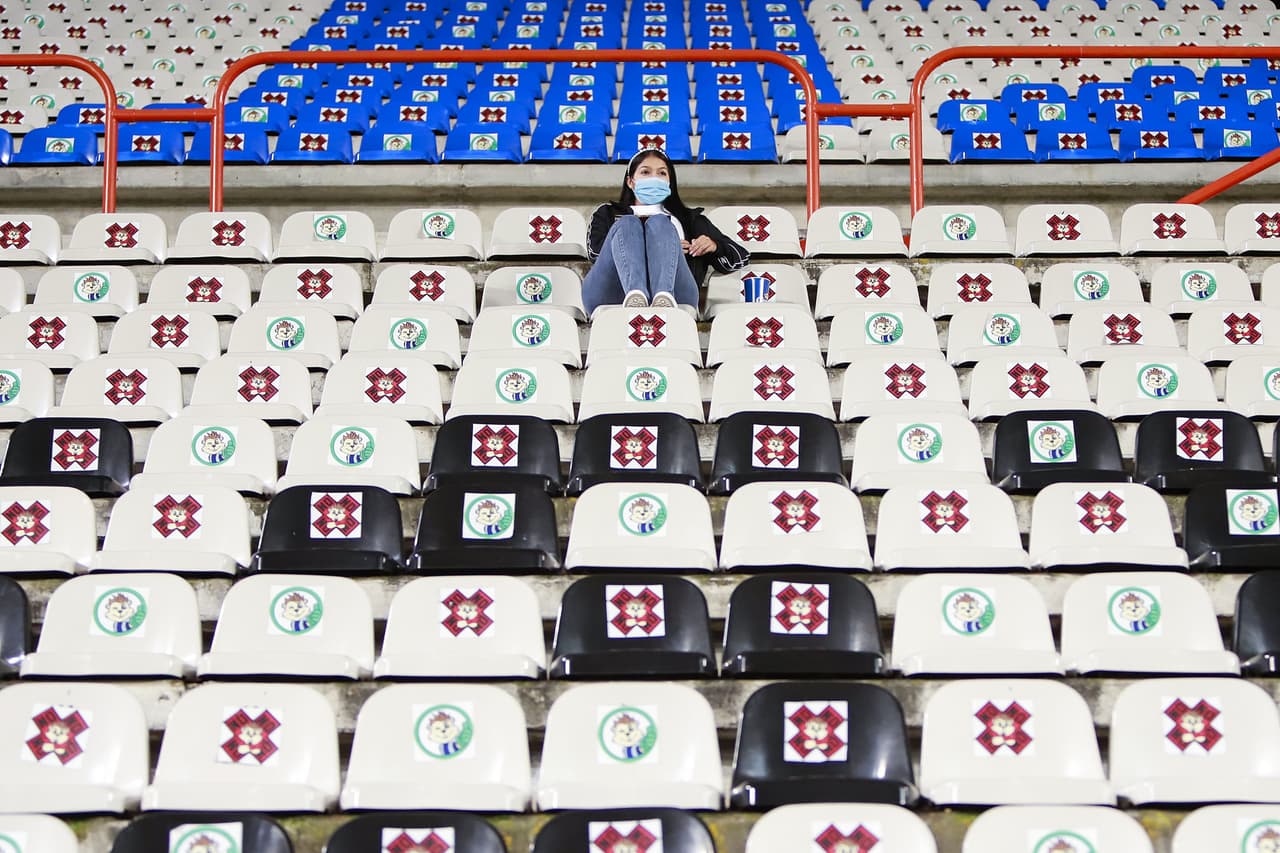 Pocos aficionados se hicieron presentes en una fría noche de domingo.