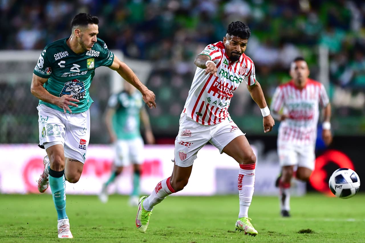 Con hat trick de Víctor Dávila, león golea a necaxa 3-0 y aseguran su lugar en la fiesta grande del futbol mexicano.