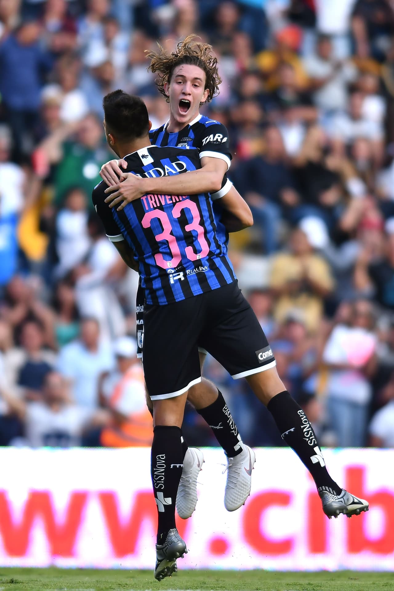 Con goles de Jordan Sierra (26), Aké Loba (29) y Enrique Triverio (82), Querétaro golea y se lleva los tres puntos en casa.