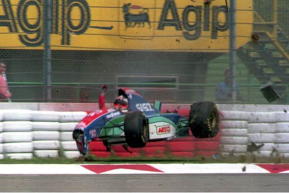 En las pruebas previas a la carrera Rubens Barrichello sobreviviría a un espectacular accidente mientras atravesaba la famosa curva “Tamburello”.