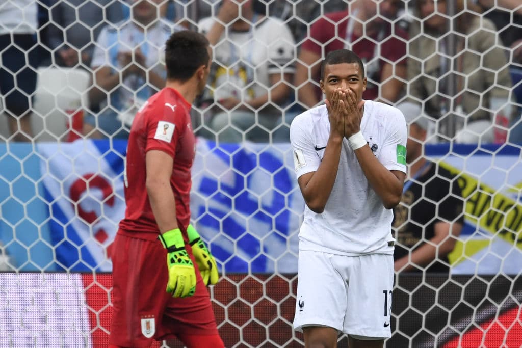 Incluso, Kylian Mbappe tuvo una opción de cabezazo que no pudo rematar de manera correcta al frente del arco de Fernando Muslera.