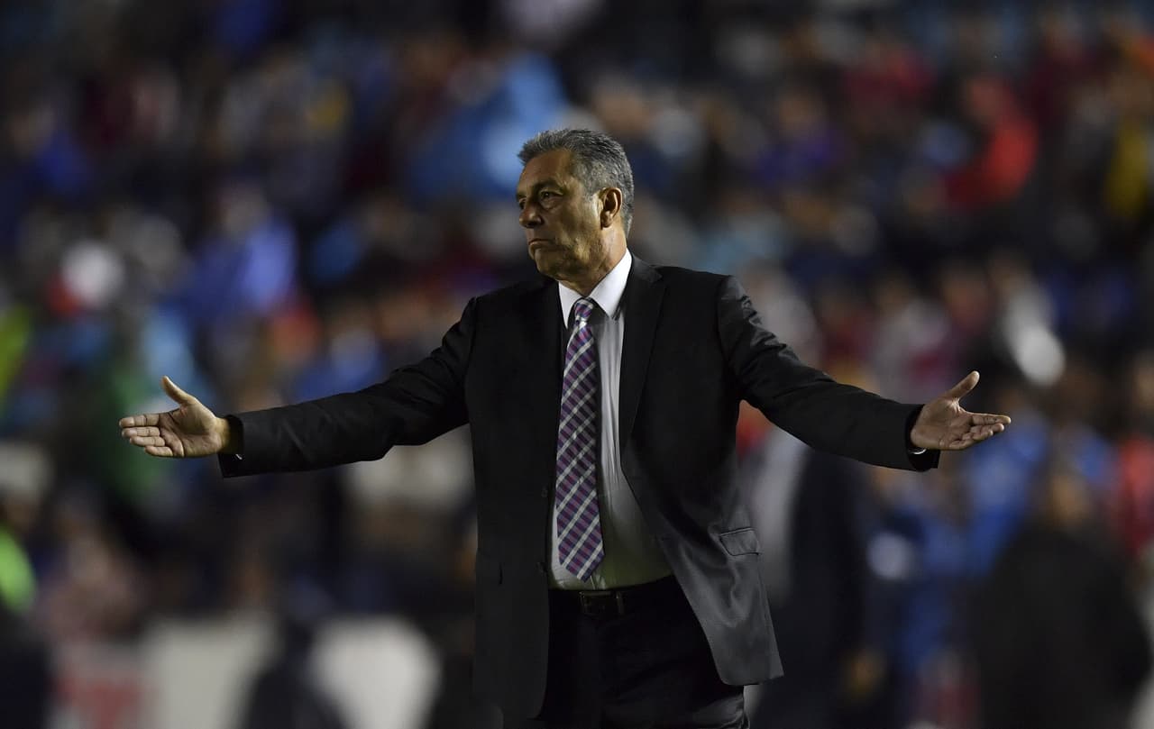 El mexicano Tomás Boy como técnico ha sido polémico por sus bailes, sus respuestas y sus actitudes agresivas con rivales, periodistas e hinchas. Su última polémica al mostrar una cartera al árbitro en el juego contra Monarcas produjo que Cruz Azul decidiera sancionarlo económicamente.