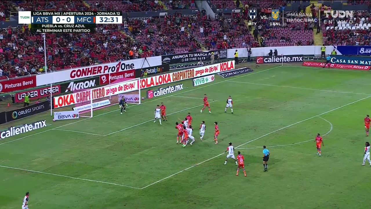 ¡CERCA! Matheus Dória disparó que se estrella en el poste.