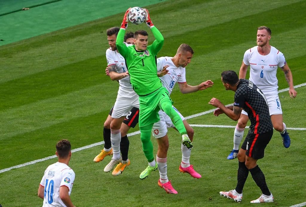 República Checa no logra aguantar la ventaja mínima sobre Croacia y el gol de Ivan Perisic al minuto 47 le da el primer punto del torneo a los croatas.