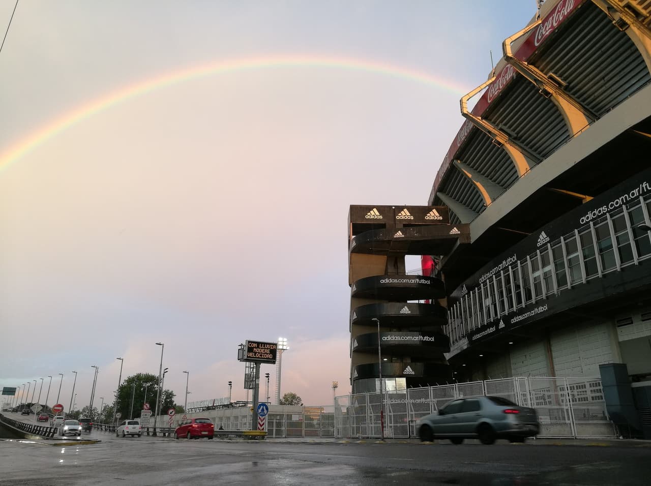 Aficionados y jugadores se alistan para el duelo de semifinales por la Copa Libertadores.