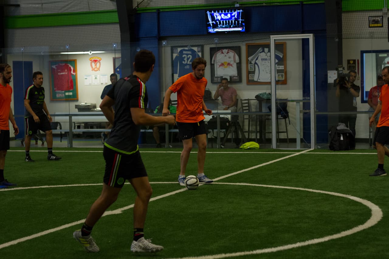 El cuerpo técnico del Tri, con un esquema táctico basado en rotaciones, tocó el balón a su antojo y venció 11-6 a los comentaristas de Univision y Televisa esta mañana en Boulder, Colorado, en un partido lleno de intensidad y camaradería.