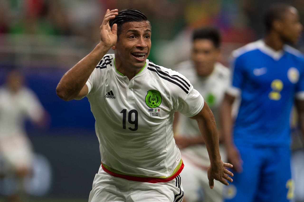 Enorme centro de López por la banda derecha y Sepúlveda se lanzó de cabeza a buscar el contacto con la pelota.