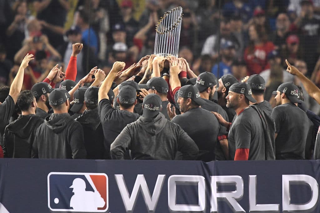 El Trofeo del Comisionado llegó a manos de los integrantes de los Red Sox, quienes rápido se dispusieron levantarlo en señal de triunfo.