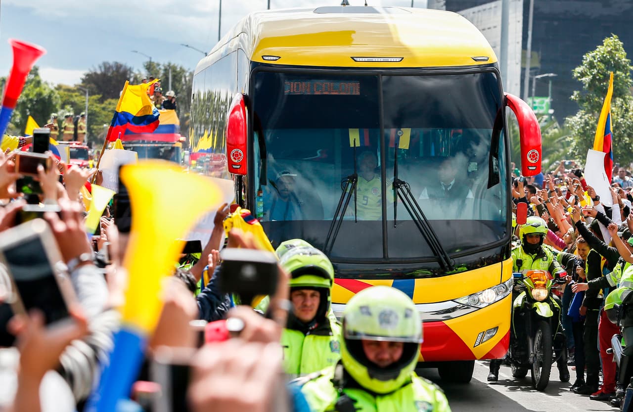 Cerca de cien mil personas se volcaron a las calles de Bogotá para ver pasar el bus que los llevaría del aeropuerto al estadio El Campín.
