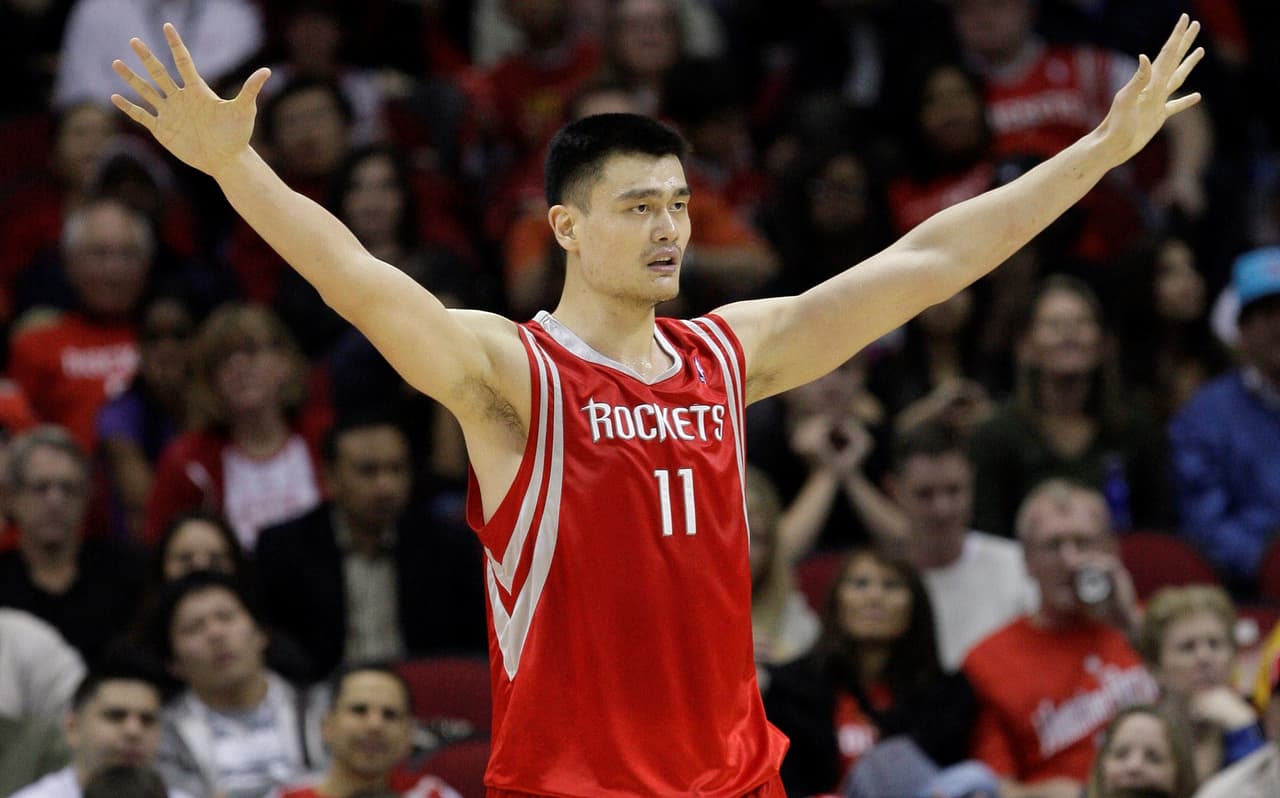 Yao Ming #11. Pívot de 2.29 metros de altura, marcó una época en las ocho temporadas que jugó en Houston Rockets.