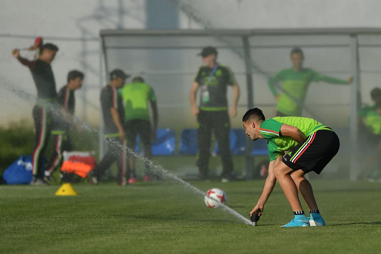 Incluso, hubo algunos como Raúl Jiménez que aprovecharon para jugar con agua.