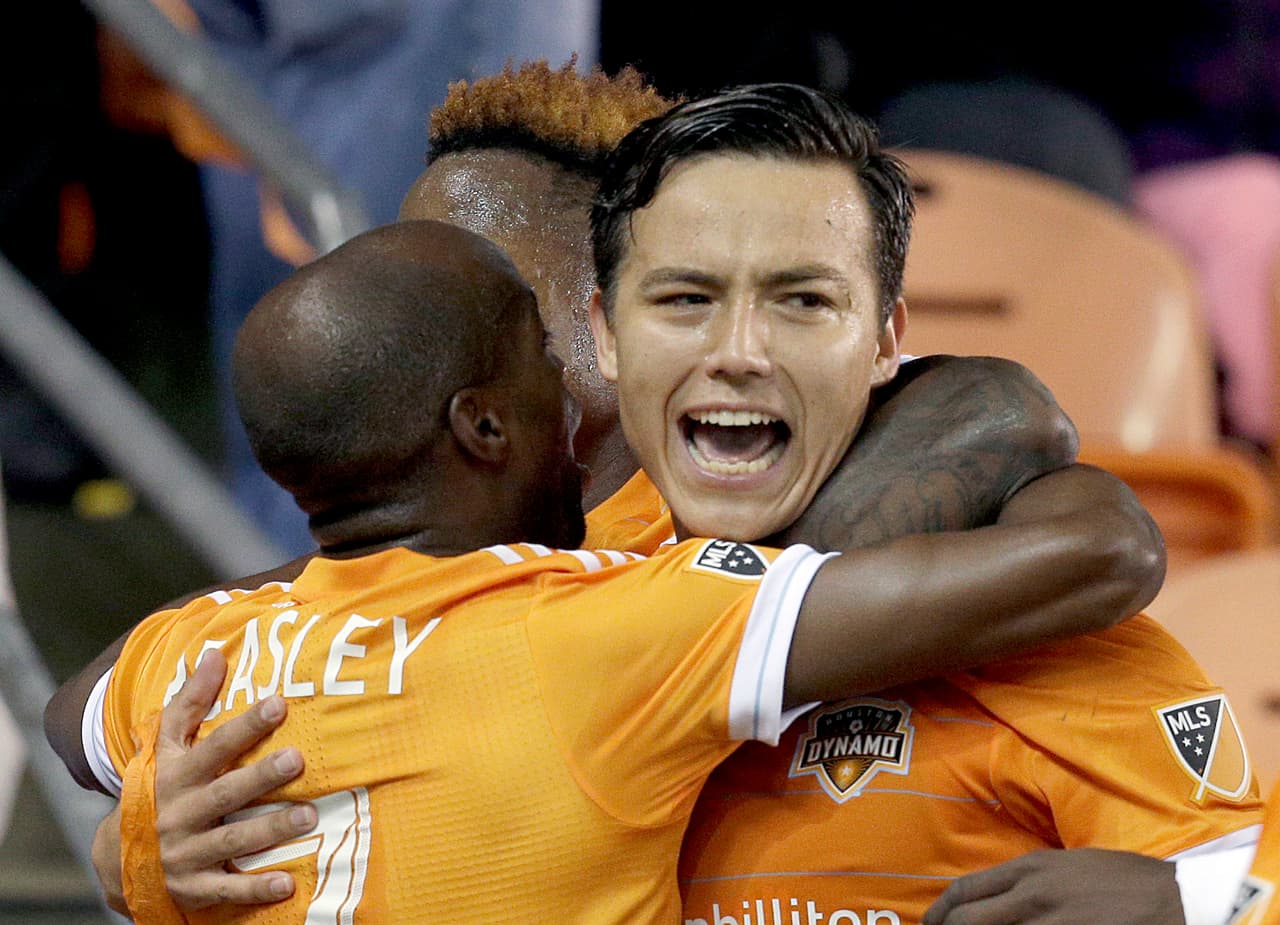 LA BANCA - El mexicano Erick 'Cubo' Torres finalmente anotó para Houston Dynamo con un tiro libre para poner a ganar al club naranja sobre Seattle Sounders.