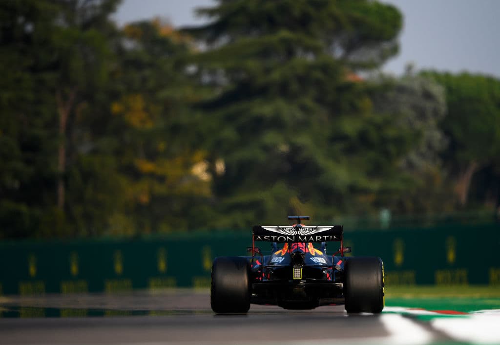 Bottas, Hamilton, Verstappen, Gasly, Ricciardo, Albon, Leclerc, Kvyat, Norris y Sainz, completan los primeros diez de la parrilla. Sergio Pérez iniciará como decimoprimero y su coequipero, Stroll, arrancará decimoquinto.