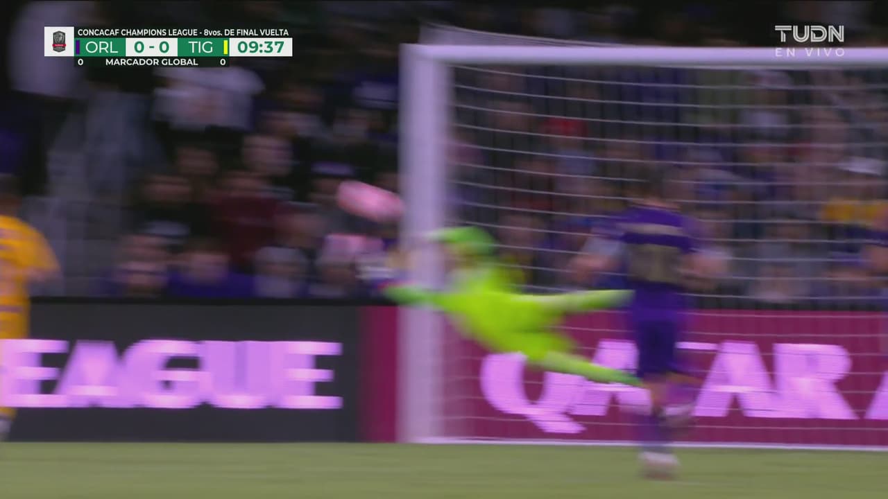 ¡Lo hace volar! Gallese se estira y saca el tiro de Quiñones