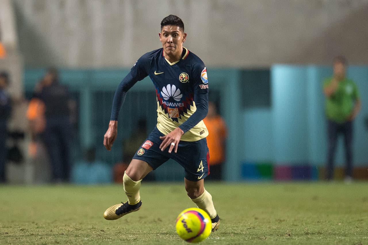 Ya tuvo convocatorias con el Tri, tiene como facultad su capacidad para desempeñarse como en distintas posiciones tanto en la defensa como en el medio campo.