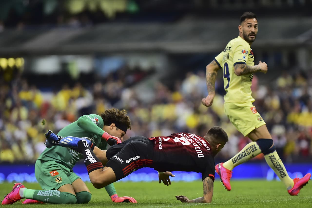 Guillermo Ochoa achica su portería de manera correcta pero recive el contacto de Ignacio Jeraldino.