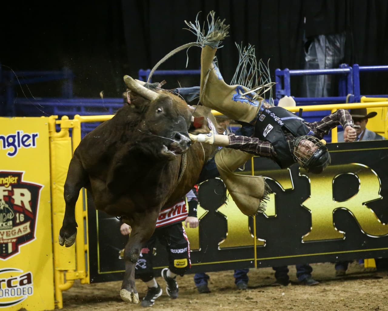 Es tal la prevención que se tiene en la práctica actual de estos ejercicios que ya se hacen con protección para evitar que haya accidentes fatales.