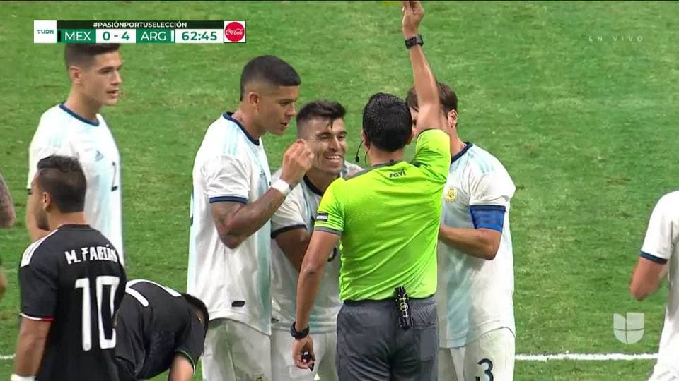 Tarjeta amarilla. El árbitro amonesta a Marcos Acuña de Argentina