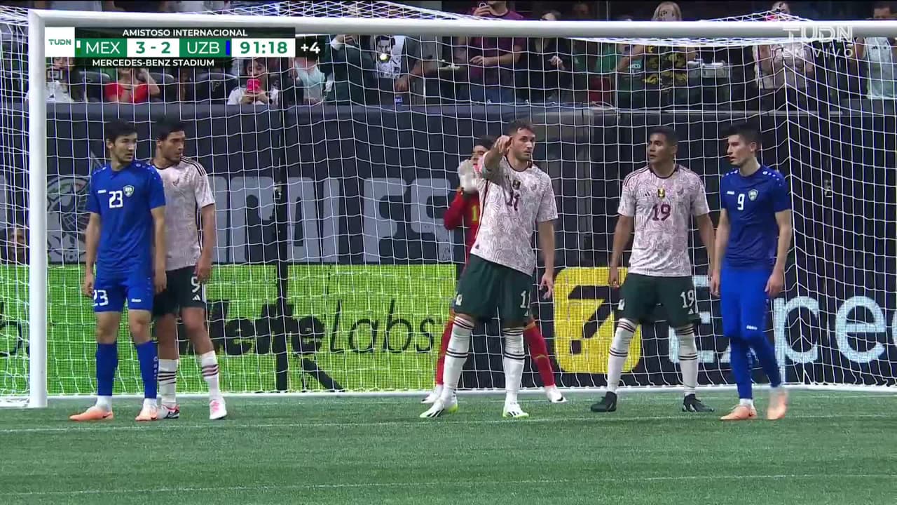 ¡GOL!  anota para Uzbekistán. Otabek Shukurov
