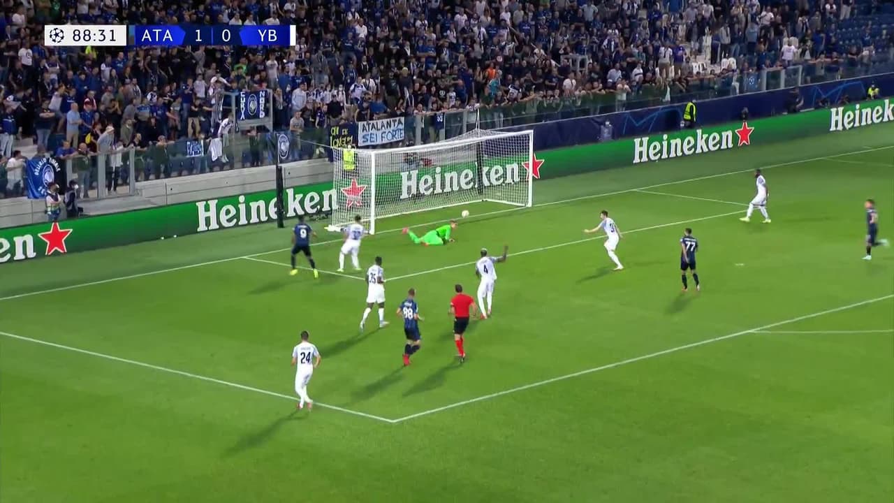 ¡TIRO ATAJADO! disparo por Luis Muriel.