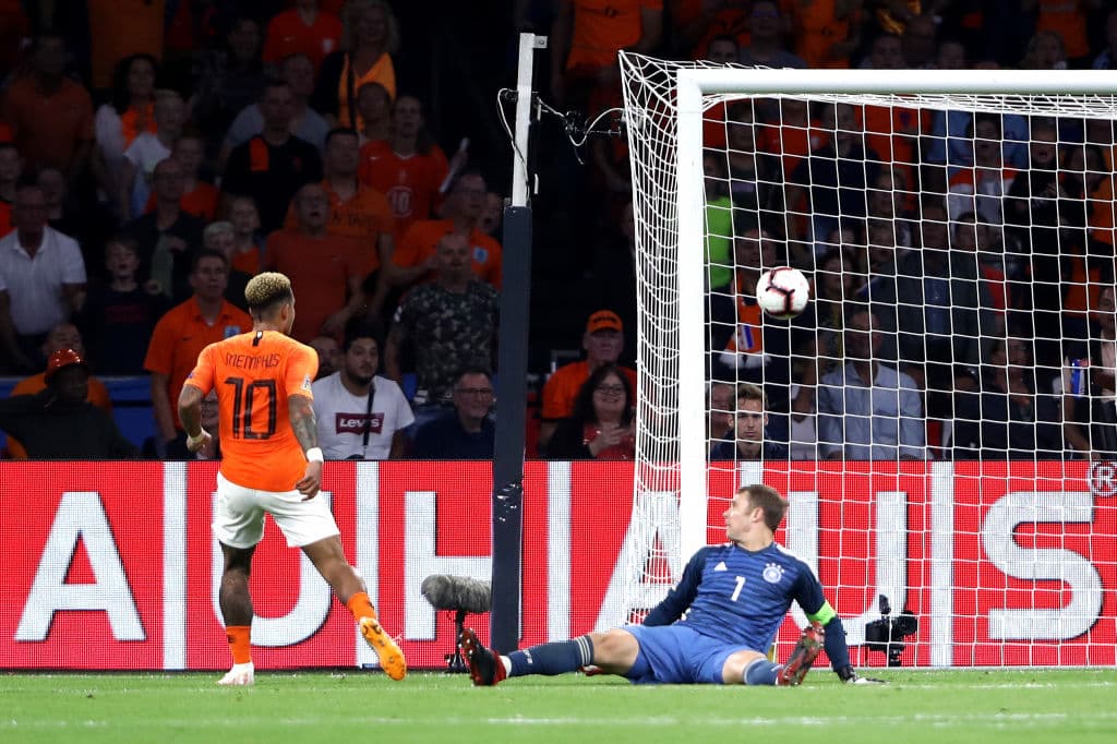 Con esta definición en mano a mano Memphis Depay (izquierda) venció al arquero alemán Manuel Neuer (derecha) para el 2-0 a favor de Holanda al minuto 86.